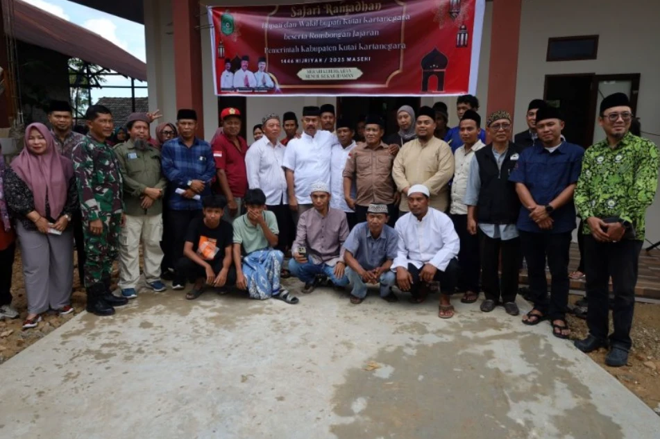 Bupati Edi Resmikan Langgar dan Serahkan Bantuan Safari Ramadhan di Loa Kulu
